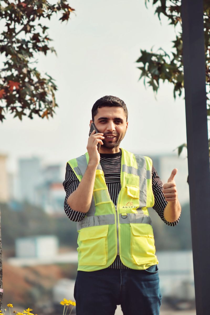 Artisan au téléphone sur un chantier
